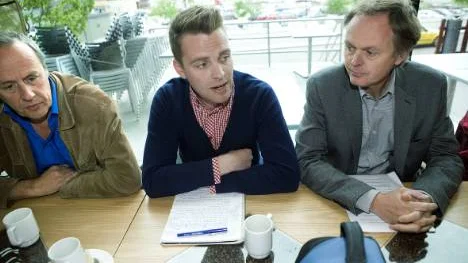 "Turkiet som fängslade 100 oppositionella i samband med valet nyligen är ett av länderna som Sverige välkomnar hit", säger Hans Linde i mitten. Till höger Peter Rådberg och längst till vänster Börje Lööw.