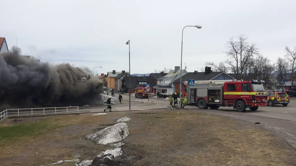 Här kämpar räddningstjänsten med att få kontroll på branden.