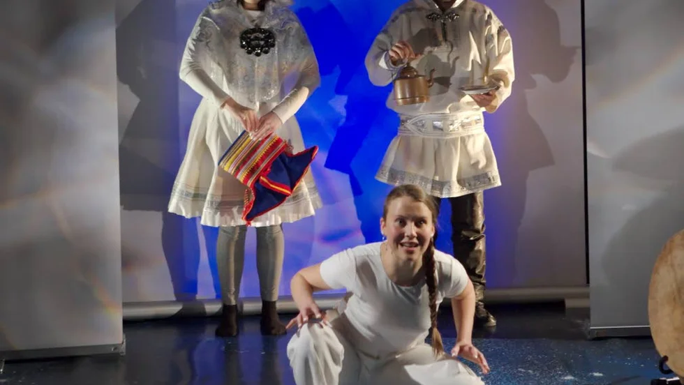 scenbild. Främst Sarakka Gaup och bakom henne Elina Israelsson ochPaul Ol Jona Utsi i Giron Sámi Teahters pjäs ”Doala dolat heakkas/Håll elden levande”.
