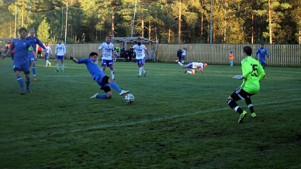 NÄRA NÄRA. Anton Lomakka i Luleå SK får tåspetsen på bollen men den smiter utanför till IFK-målvakten Gustav Stålnackes lättnad.