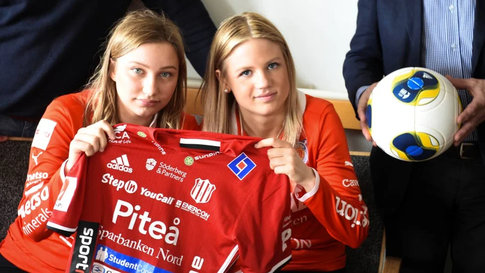 TAGGADE. Ida Sörensen, 14, och Moa Similä, 16, i Kiruna FF ser fram emot det nya samarbetet.