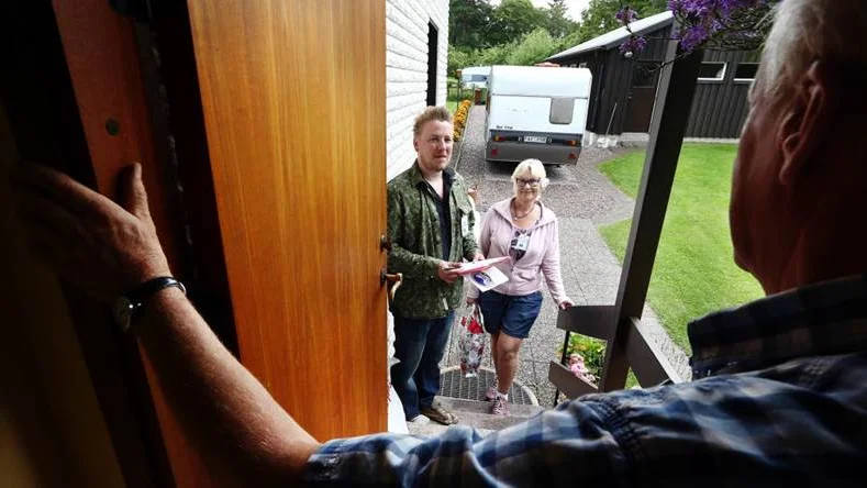 Har du sett några oidentifierade flygande objekt? Ufo-utfrågarna Anders Berglund och Katarina Hampusson knackade på tisdagen dörr i Kolmården.