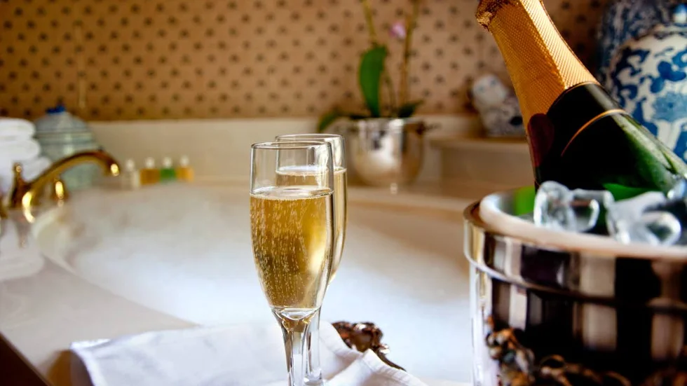 Äkta. Champagne tillverkas i distriktet Champagne i Frankrike av Chardonnay-, Pinot Noir- och/eller Pinot Meunier-druvor.
