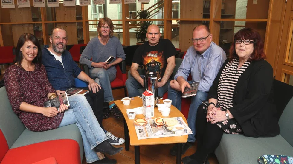 Förhäxade. Karin Ederö, Jan Holmbom, Anna Tjäder, Joachim Törnfeldt, Jakob Carlander och Christel Aurelius diskuterade sig fram till att "Häxporten" inte är något mindre än ett passionsdrama med en kvinnlig Kristusgestalt i centrum.