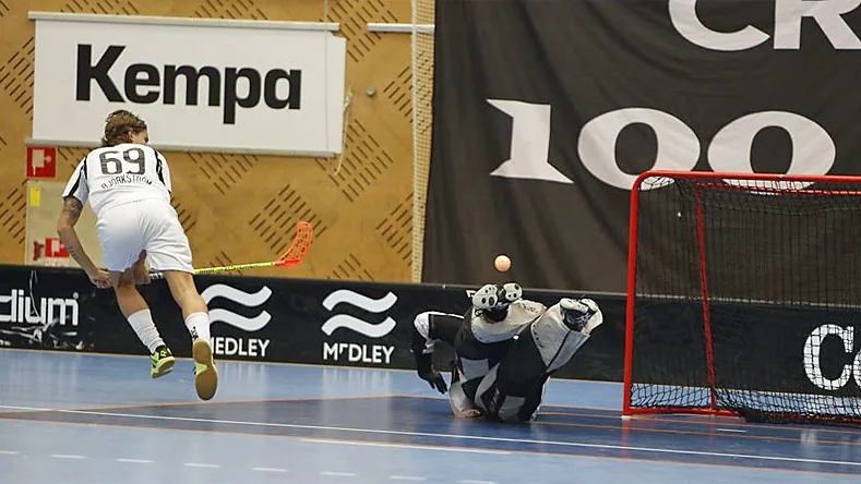 Robin Laakso räddade Kevin Björkströms straff när AIK besökte Linköpings sporthall i vintras.