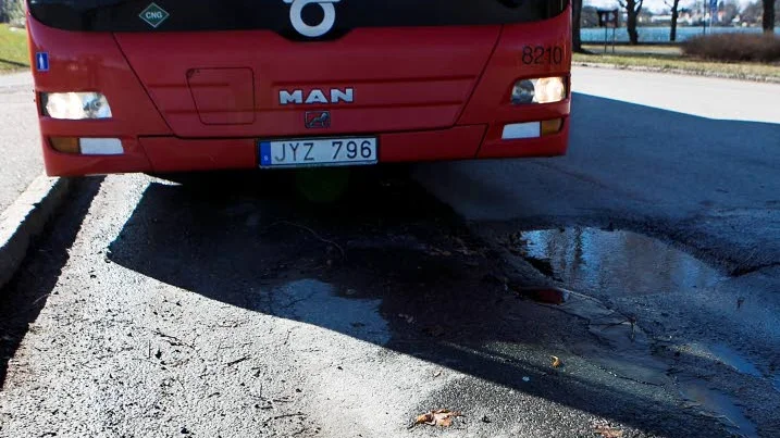 Måste lösas. Det kan bli problem för pendlare när linjetrafik ställs in till förmån för anropsstyrd trafik på landsbygden i Östergötland. I Jönköpings län är linjetrafiken ännu kvar.