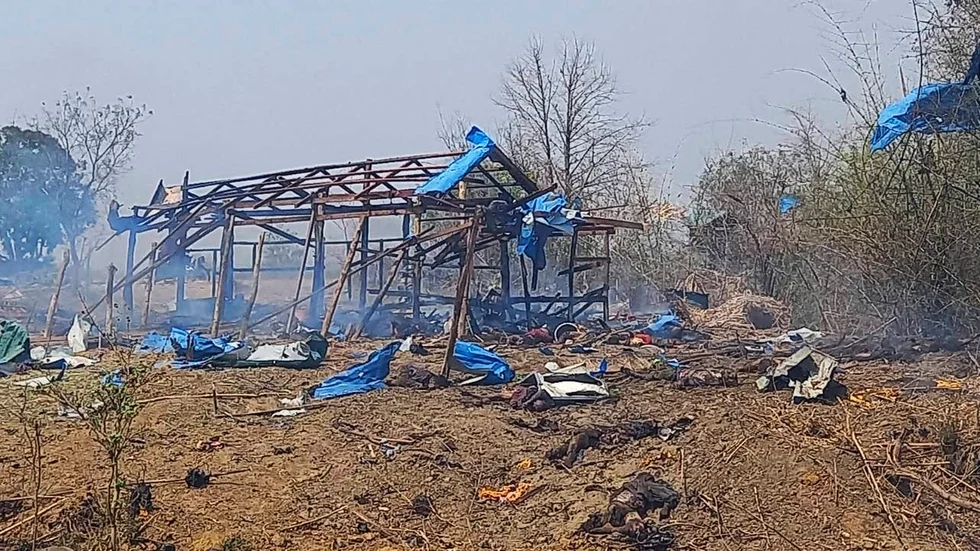 Människorättsgruppen Kyunhla har levererat bild från förstörelsen efter militärens flygräd mot Pazigyi i Myanmar.