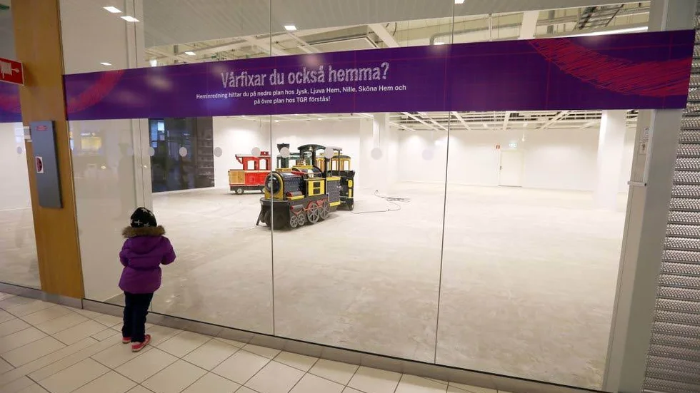 Tomma lokaler. Tanken med förändringen är att nya aktörer ska komma in. Men enligt centrumchefen kommer inga nytillskott före sommaren.