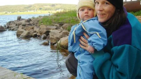 Helmer Kaarle och mamma Pernilla Sirviö flyttade till Hedenäset för drygt ett år sedan och trivs jättebra, men höjningen av elpriset är ett hårt slag mot traktens familjer. "Det är helt värdelöst", säger Pernilla Sirviö.