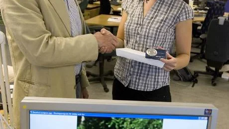 NSD:s tidningschef Lennart Håkansson överräcker vinstbeviset till 23-åriga Sandra Lundgren från Boden. Hennes fotobidrag vann tävlingen "Min bästa midsommarbild!".