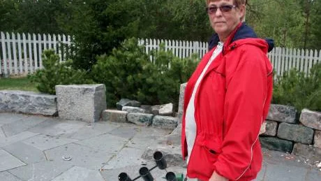 Eva Johansson betraktar förödelsen i Minneslunden och konstaterar att det är förfärligt att det finns människor som är beredda att vandalisera till och med där. FOTO: Lotta Nilsson