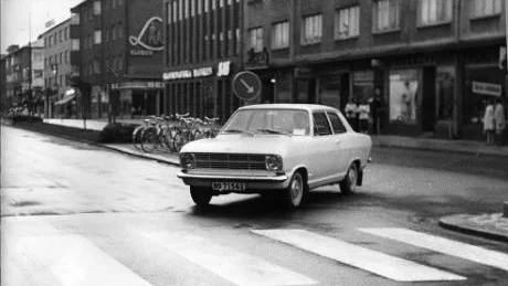 Klockan 04.50 den 3 september 1967,  körde alla bilar i Sverige över till höger sida och stannade. Sedan räknades tiden ned och klockan 05.00 startade trafiken och därmed hade Sverige infört högertrafik. Det gula och blå högertrafikmärket (lilla bilden) syntes överallt när Sverige den 3 september 1967 gick över till högertrafik.