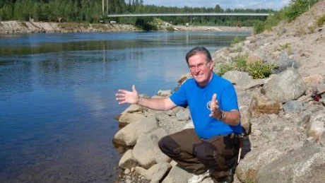 Nej, Christian Lindgren måttar inte hur stor fisk han fått - istället visar han vilket fint fiskeområde Boden kan erbjuda nedanför kraftverksdammen i Luleälven. FOTO: leif hammarström