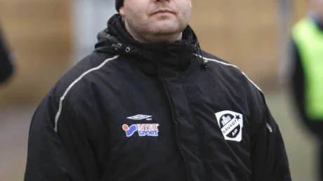 Upp med hakan, Christian. Sävast tränare Christian Samuelsson var inte särskilt nöjd efter förlusten mot Assi.arkivfoto: fredric lundqvist