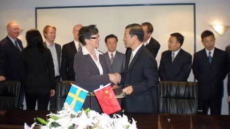 Kalix kommuns skolchef Monica Westman skakar hand med Lanzhous motsvarighet You Wei Wang sedan de skrivit under avtalet. FOTO: Willy Sundling