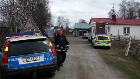 Poliser finkammade under onsdagen tomten där de anhållna familjemedlemmarna bor. FOTO: K-L SUNDQVIST