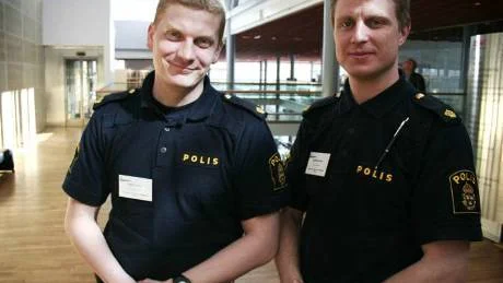 Johan Leppäniemi och Johan Ekström, polisen i Luleå anser att det skulle bli lättare att komma åt klottrare om kommunen tog bort sina lagliga klotterväggar som står längs Bodenvägen. FOTO: Jessica Rosengren
