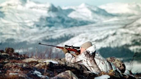 Det råder oenighet om reglerna för fjälljakten. Jägarförbundets fjällråd vill ge ortsbor företräde framför utländska jägare, men  rådet får inget gehör hos länsstyrelsen i Norrbotten.                  Foto: Kurt Engström