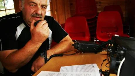 Beteckningarna på brickorna står för deras respektive radiostationer. Yngve Mattsson-Hjerpe (SM2YIP) anropar världen.