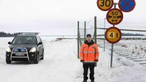 Isvägen till Hindersön och Sandön öppnade för säsongen i går.
- Förhoppningen är att vi ska kunna ha öppet isvägen fram till påsk, säger Patrik Ruumensaari, produktionsledare på Tekniksa förvaltningen i Luleå.