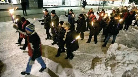 Så här såg det ut i fjol när ett 50-tal lulebor gick i fackeltåg till minnet av förintelsen under andra världskriget. I år har kommunen och kyrkan ställt in. Men det blir ett fackeltåg ändå, på privat initiativ, och Domkyrkan hålls öppen för en manifestation.FOTO: Kurt Engström