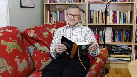 Karl Petersen laddar batterierna genom att läsa böcker. I morgon fyller kommunalrådet 60 år och det firas med öppet hus på Kulturens hus.