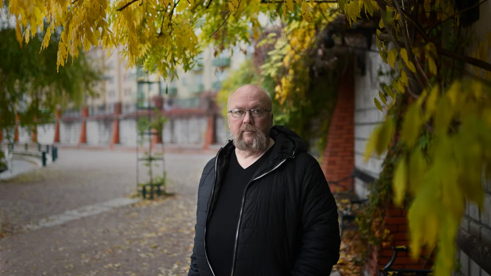 Linköpingsbon Peter Magnusson har i många år arbetat som behandlingspedagog och är aktuell med boken "I en annan värld" som handlar om missbrukets helvete. 