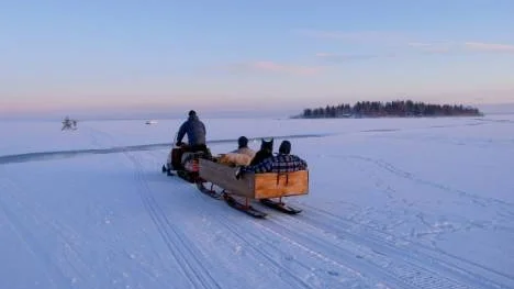Skotern passerar vid Lillskränmåsören efter leden mot Hindersön.