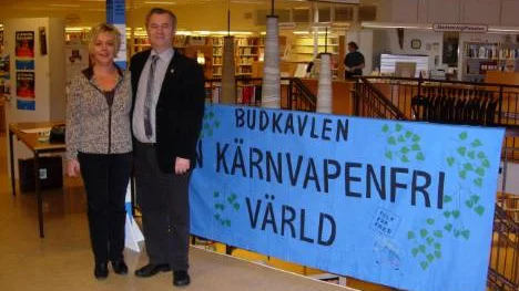 En manifestation för en kärnvapenfri värld påbörjade i lördags sin färd över världen. Studieförbundet Vuxenskolans Jaana Hurtig och Sven-Erik Bucht var på plats när budkavlen vinkades iväg.