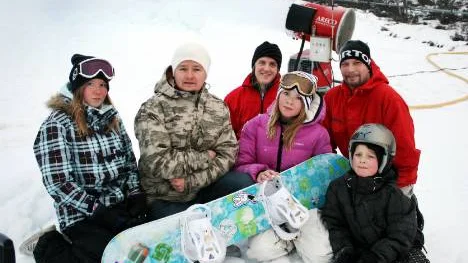 Lina Engvall, Joel Ahlquist, Simon Bonthron, Sanna Eriksson, Anders Holstensson och Wilmer Engvall i Kiruna BK ser fram emot den rekordtidiga snowboardpremiären.