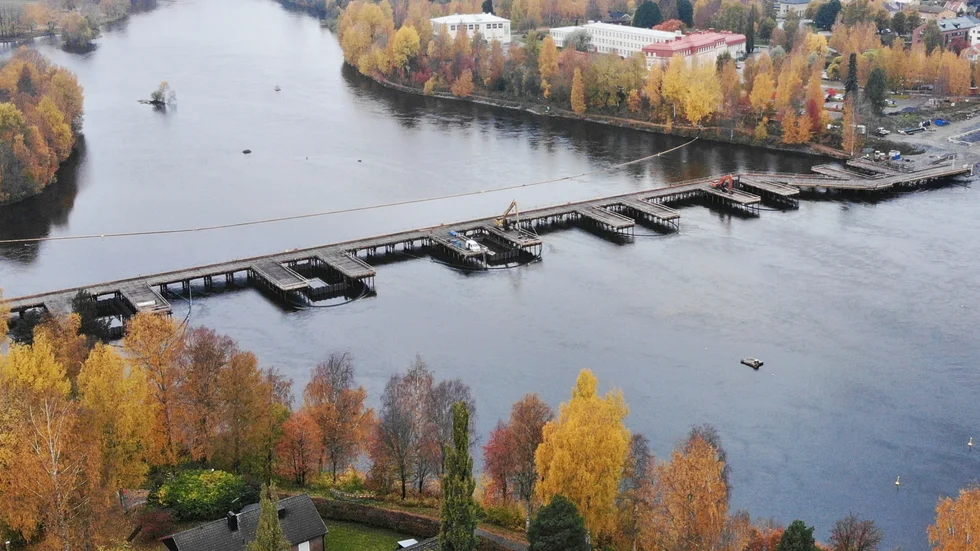 Pålbryggan är färdigbyggd, foto från hösten 2022. Kauno Tiltai vill inte säga hur mycket bryggan kostade, men säger att materialet var dyrare än maskinkostnaderna.