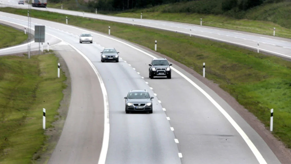 På E4 vid Väderstad flöt trafiken i drygt 110 kilometer i timmen på måndagen. Många bilister var ovetande om att hastighetsgränsen höjts till 120 km/t. Bild: MIKAEL SVENSSON