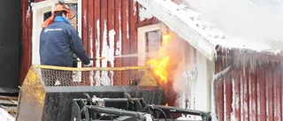 Brandmästaren såg föräldrahemmet brinna