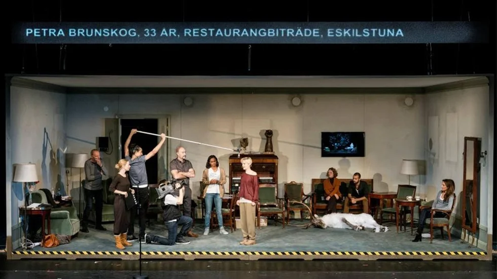 Björn Granath, Julia Dufvenius, Hamadi Khemiri, Omid Khansari, Torkel Petersson, Nanna Blondell, Sofia Pekkari, Irene Lind, Alexander Salzberger och Alexandra Rapaport i "The Mental States of Sweden" på Dramaten i Stockholm.