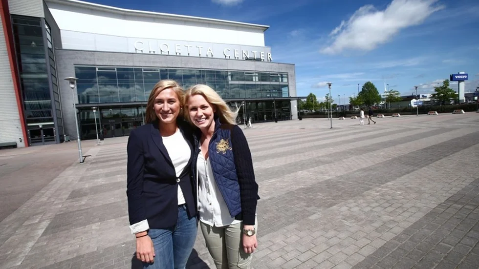 LINKÖPING 20140516
Victoria Forsman, Berzeliusskolan och Elin Aronsson, Katedralskolan inför Balen i Cloetta Center.
Bild Jeppe Gustafsson