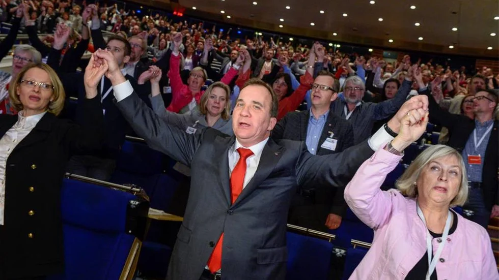 Stefan Löfven sjunger "Internationalen" under vårens S-kongress i Göteborg. Men textens innebörd tycks glömd.