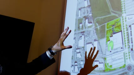 Kommunalrådet Christian Gustavsson visar ett av förslagen om var den nya simhallen ska byggas.
Foto Pia Molin