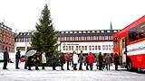 Majoriteten svenskar följde den statliga rekommendationen och vaccinerade sig mot svininfluensan. Här ringlar kön till vaccinationsbussen på Stora torget i Linköping den 28 december 2009. Foto: Jeppe Gustavsson.