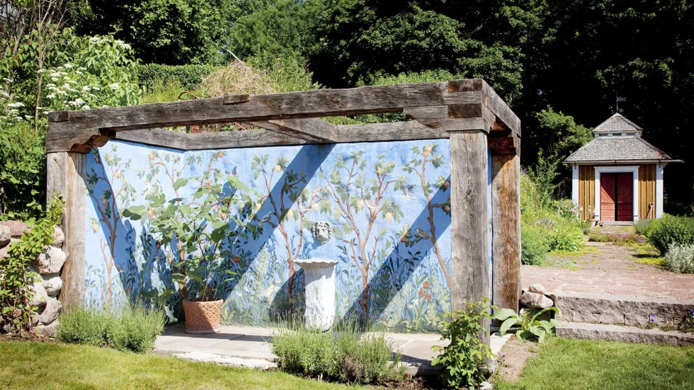 Vilken överraskning! Lite av Italien vid en östgötsk prästgård. Längst bort lusthuset med sitt pyramidtak.