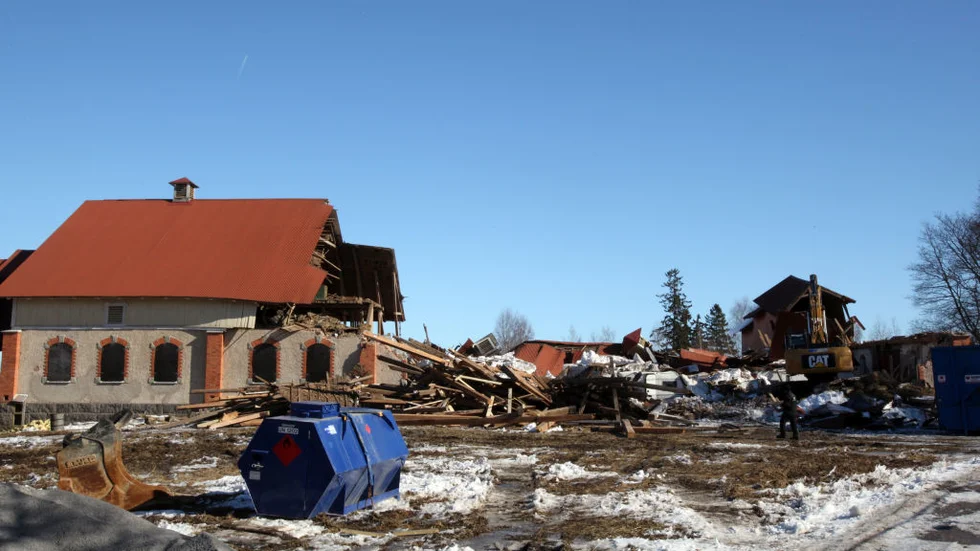 Förra vintern rasade halva Lambohovs ladugård ihop under tyngden av snömassor som lagt sig på taket.