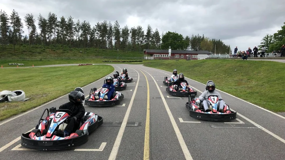 Stjänkuskarna bytte sulkyn mot gokart som uppladdning inför VM-loppet.