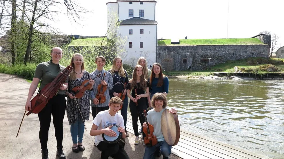 Musikskolans folkmusikgrupp Gränslösa.