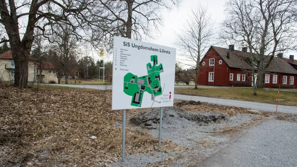 Lövsta ungdomshem har stått tomt, men nu har personal tagits in för att bevaka byggnaderna.
