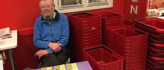 Han säljer lotter i tusental