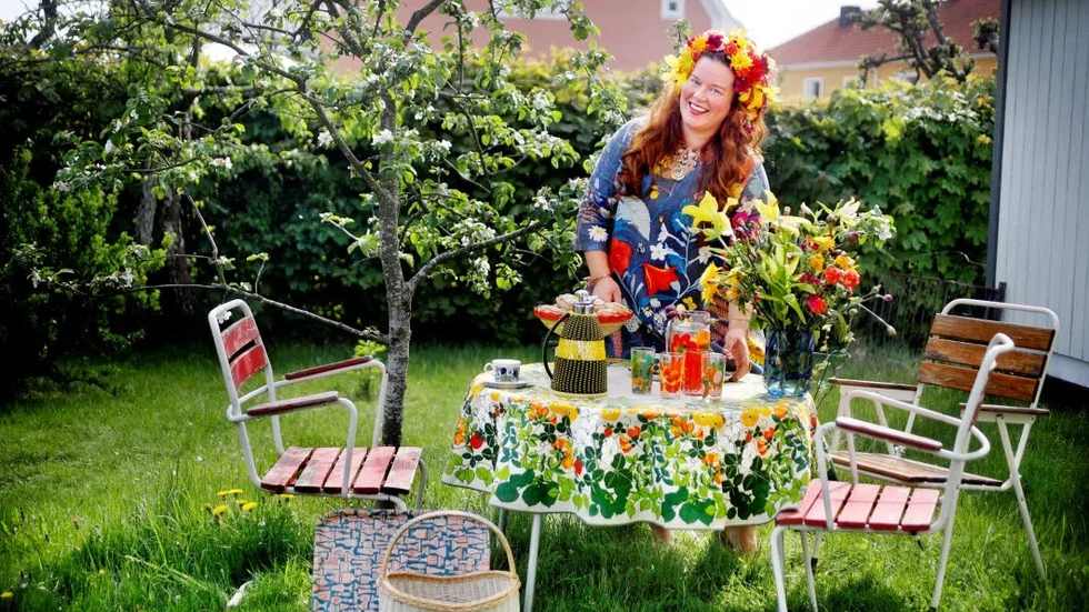 När loppisgalna Anna Bejefalk och hennes familj fikar i trädgården är de självklart omgivna av 50- och 60-talets estetik. Duken är Toni Hermansson för Almedahls, TV-kannan är klassiska "Jönköping" och kaffet intas i "Krokus" från finska Arabia. Vasen är ett två veckor gammalt fynd och kommer från SEA glasbruk i Småland.
