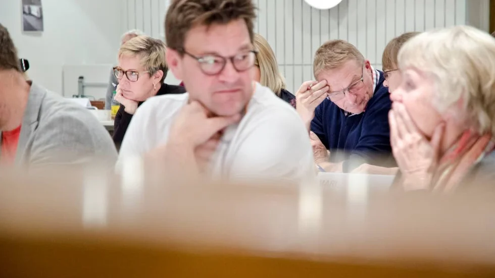 Vänsterpartiets gruppledare Anders Simme (mitten) avgår i protest. Bakom honom syns oppositionsrådet Håkan Ekstrand (C).