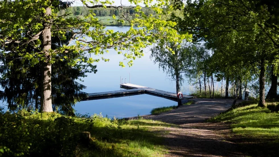 Ånstabadet är ett populärt resmål för badsugna, även om parkeringen kan bli tajt under högsäsong.