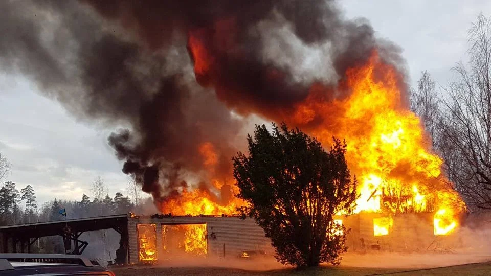När räddningstjänsten kom till platsen möttes de av en fullt utvecklad brand i taket. En brand som sedan omfattade hela villan.