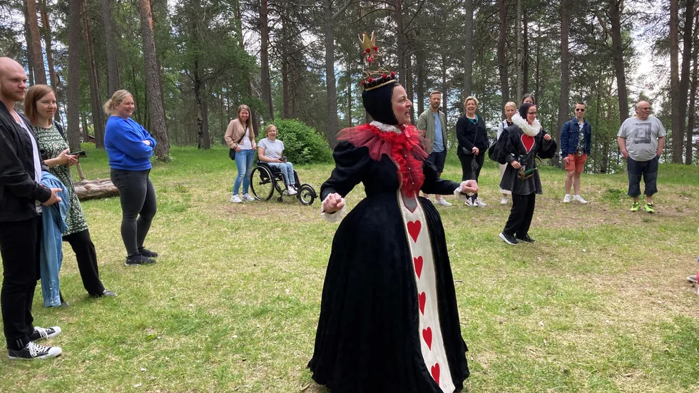 Lule Stassteater sätter upp vandringsföreställningen "Alice på Gültzauudden" för andra året i rad. 