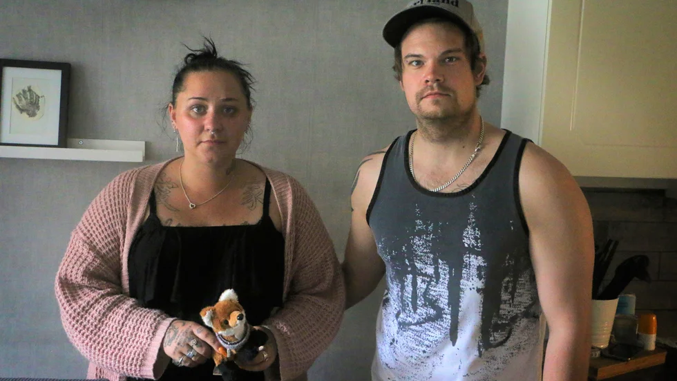 "Betty hade en räv som hon bar runt som sin egen kattunge, nu sitter hennes halsband runt den" berättar Isabelle Nord och Mats Nord.